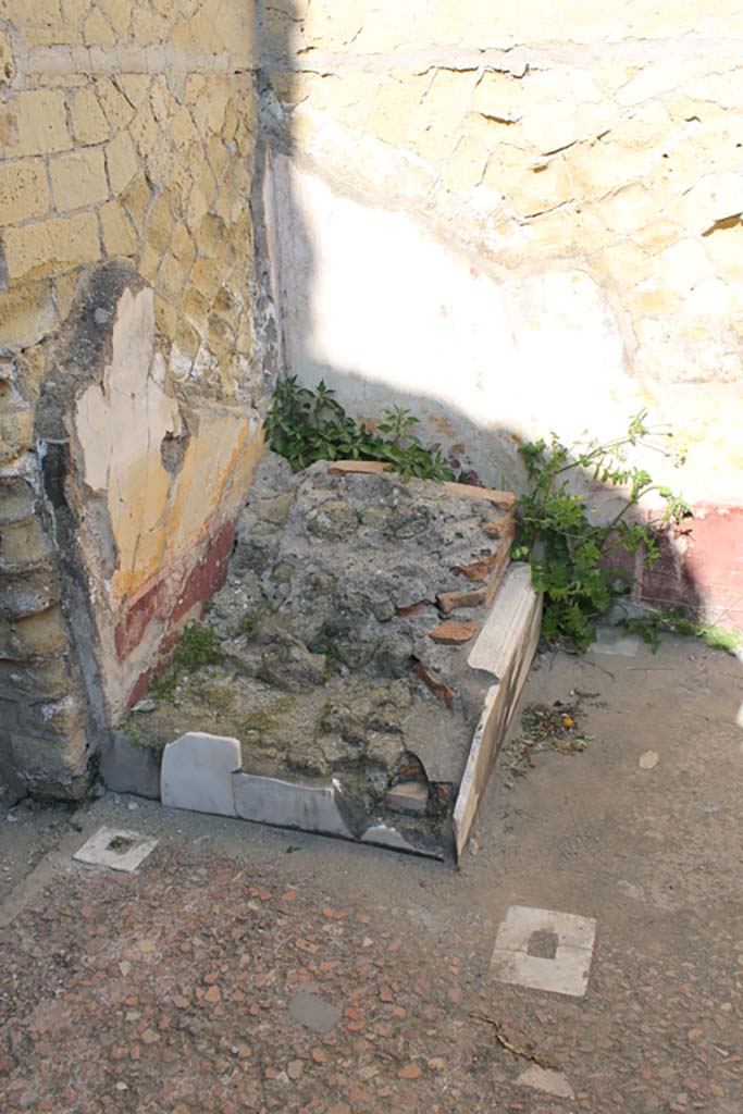 V.7 Herculaneum, March 2014. Looking north across flooring towards lararium.
Foto Annette Haug, ERC Grant 681269 DÉCOR.